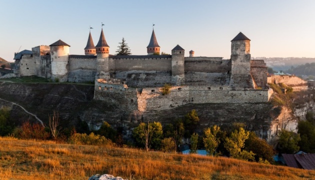 Хмельниччина пропонує мандрівникам сім замків для подорожей восени