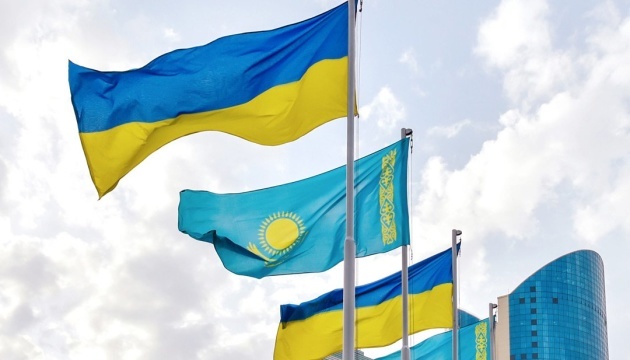 Ucrania y Kazajistán acuerdan intensificar la cooperacion militar