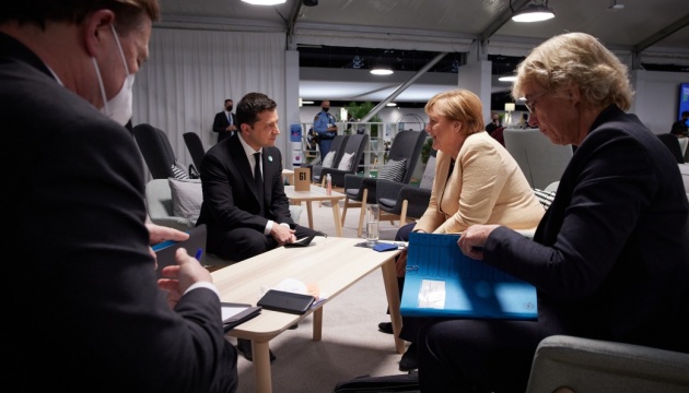 Zełenski spotkał się z Merkel w Glasgow, aby porozmawiać o Donbasie i kryzysie energetycznym