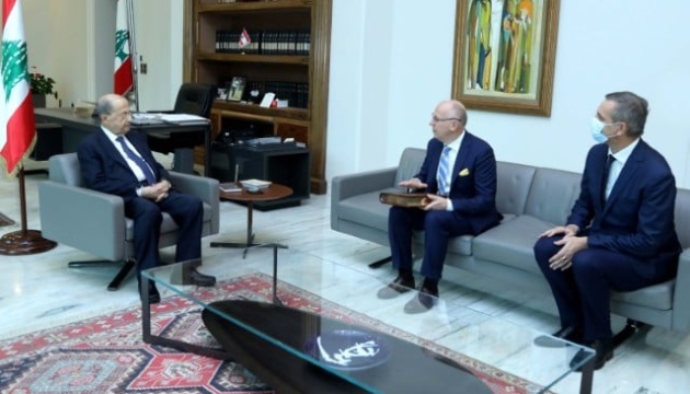 Посол України подарував факсимільне Мазепинське Євангеліє президенту Лівану