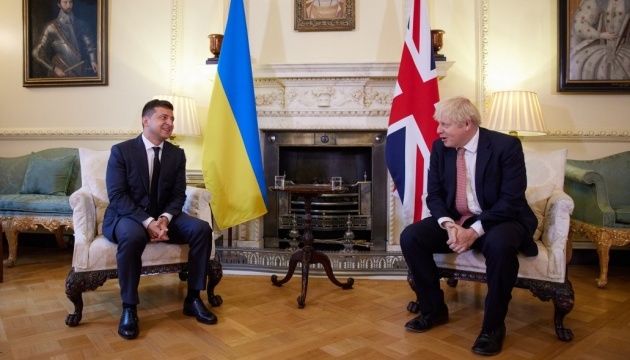 Zelensky trata con Johnson la cooperación en materia militar y de defensa