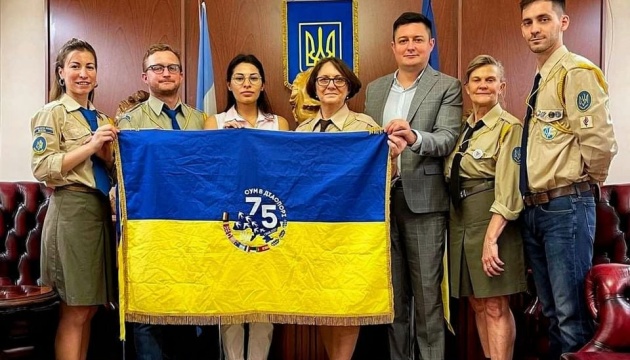 Сумівці завітали з Ювілейним прапором СУМ до Посольства України в Аргентині