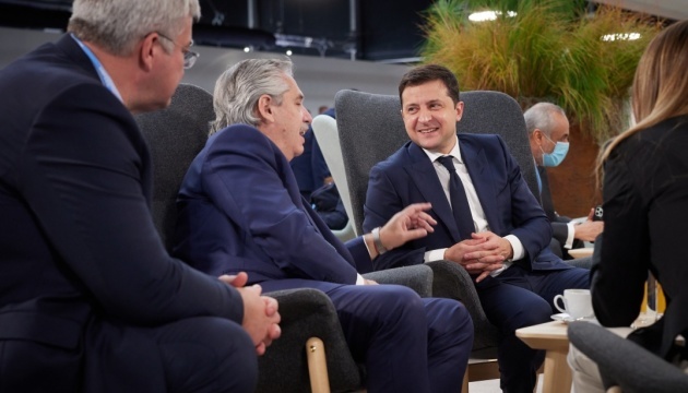Zelensky acuerda con el presidente de la Argentina un intercambio de visitas