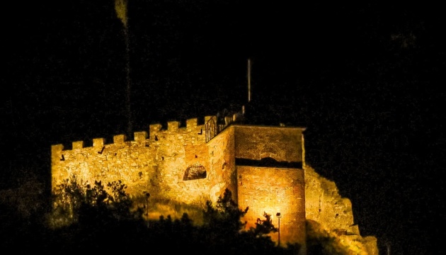 На Тернопільщині підсвітили стіни та вежі замку XIV століття 