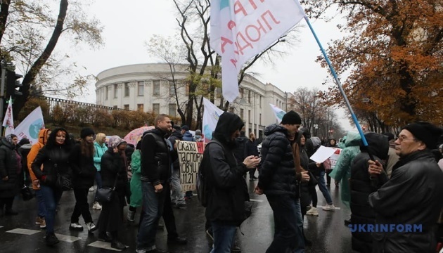 Anti-vaxxers protesting near Ukrainian parliament