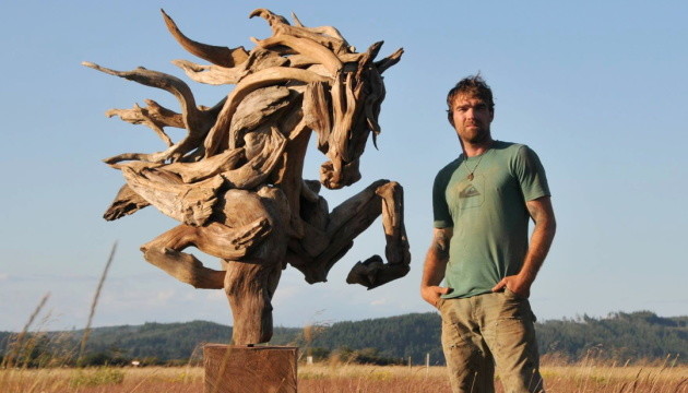 Джеффро Ютто, скульптор. Здатний воскресити померлу деревину