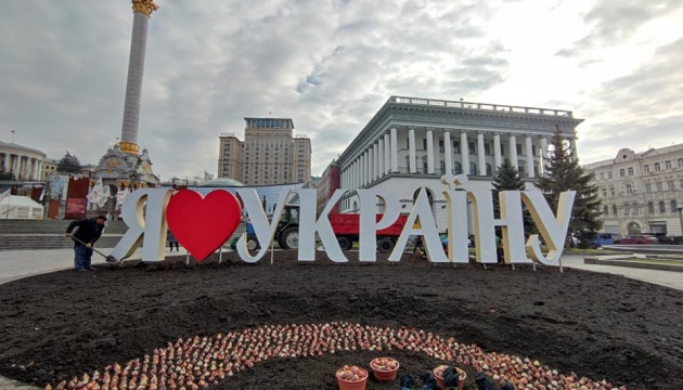 У центрі Києва висадили тюльпани в пам’ять про Героїв Небесної сотні