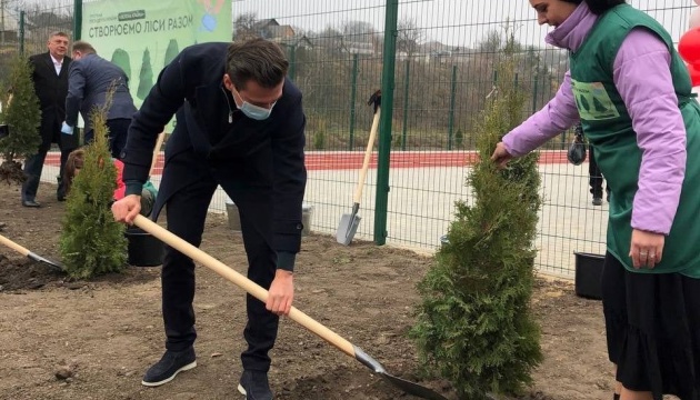 Біля нового стадіону на Черкащині висадили 900 саджанців дерев та кущів