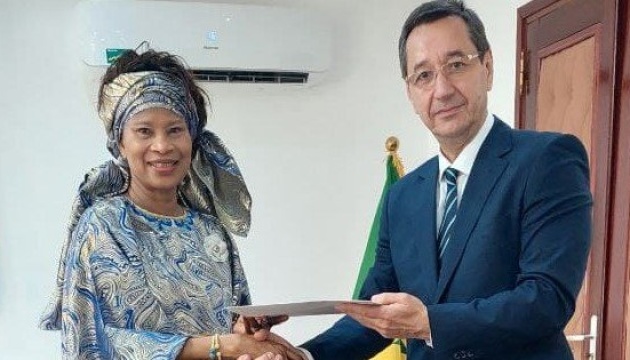 L’Ambassadeur d’Ukraine au Sénégal a remis des copies de ses lettres de créance à la Ministre des Affaires étrangères 