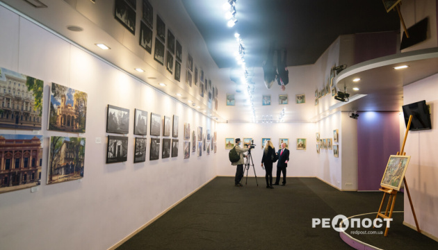У Харкові на виставці «Зустріч поколінь» демонструють роботи етнічних німців-художників