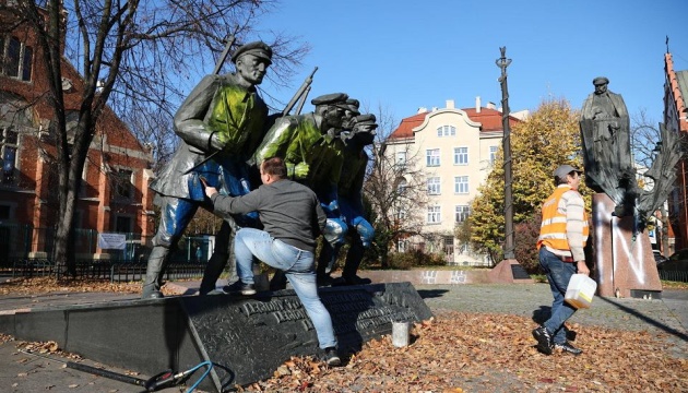 У Кракові невідомі розмалювали синьою і жовтою фарбами пам’ятник Пілсудському 