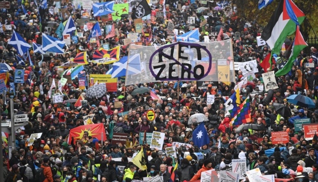 В Глазго тысячи демонстрантов вышли на протест во время климатической конференции ООН