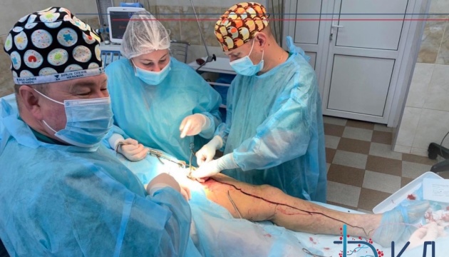 У Чернівцях хірурги видалили з ноги метровий тромб «постковідній» пацієнтці