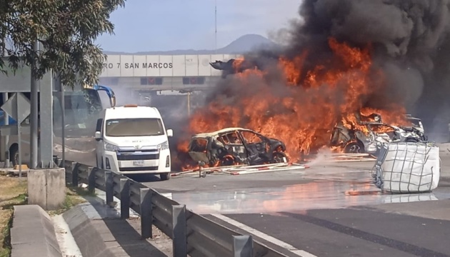 У Мексиці вантажівка врізалася у чергу з авто, загинули щонайменше 19 людей