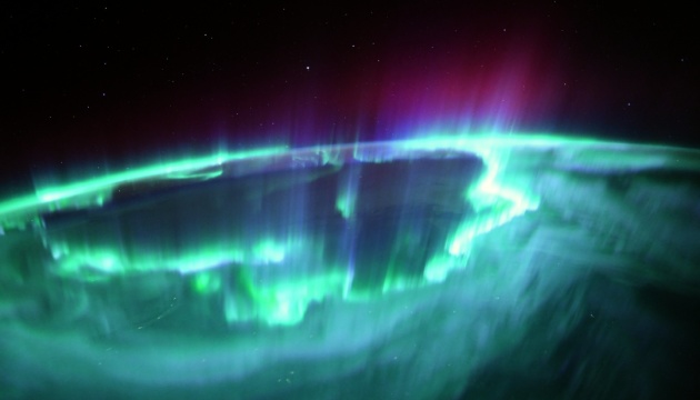 Астронавт сфотографував із космосу потужні полярні сяйва