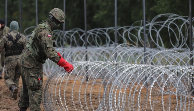 Білоруські спецслужби силою женуть мігрантів на огорожу і сліплять поляків лазерами