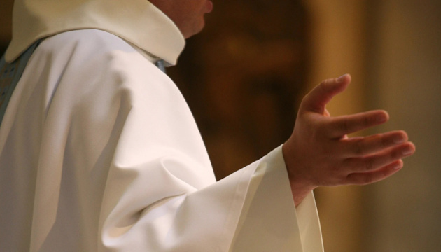 У Франції католицька церква виплатить компенсації дітям-жертвам домагань священників