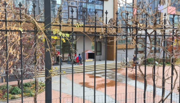 У Києві кілька приватних шкіл оштрафують за порушення карантину