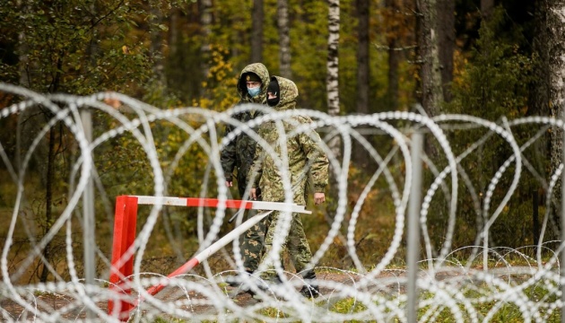 Білоруські військові привезли до литовського кордону пів тисячі нелегалів