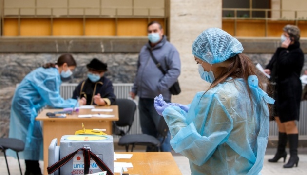 Более 15 миллионов украинцев сделали как минимум одну дозу COVID-вакцины