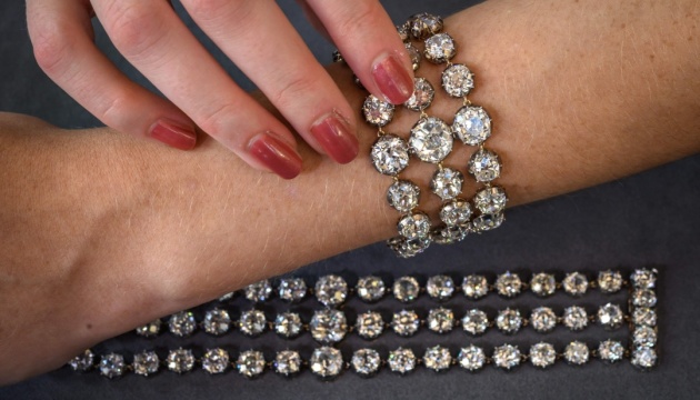 На Christie's за понад €7 мільйонів продали діамантові браслети Марії-Антуанетти