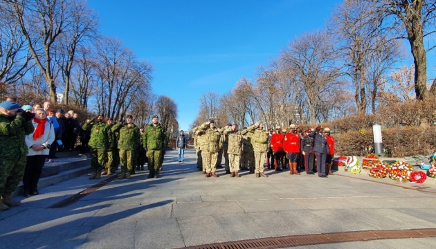 У Києві посольство Британії вшанувало загиблих у війнах