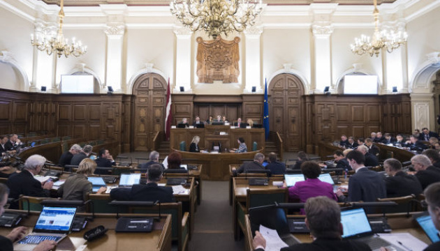 У Латвії заборонили невакцинованим депутатам участь у засіданнях парламенту