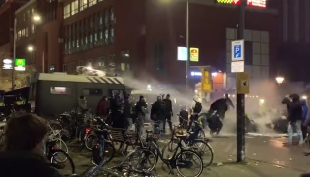 Палили вогнища та жбурляли велосипеди: у Нідерландах затримали п’ятьох противників карантину