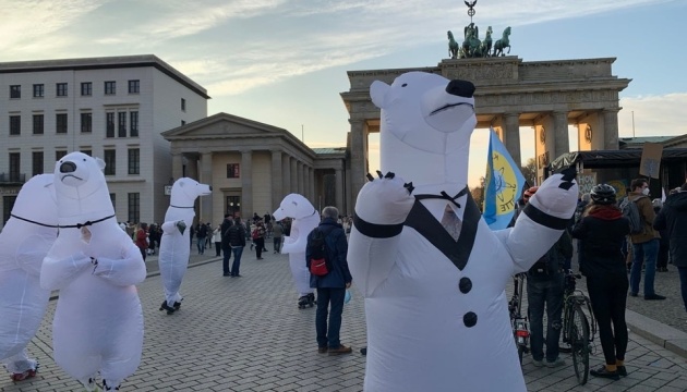 У центрі Берліна «білі ведмеді» вимагали не відмовлятися від атомної енергетики