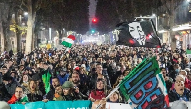 В Італії тисячі людей протестували проти «зелених паспортів»