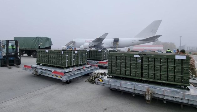 В Україну прибули 80 тонн боєприпасів зі США