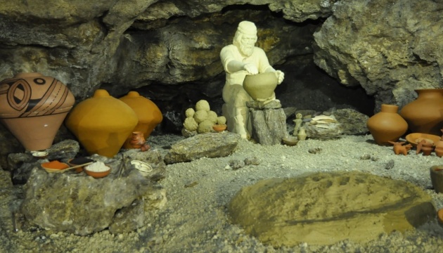 У печері на Тернопільщині відтворили трипільську гончарню 