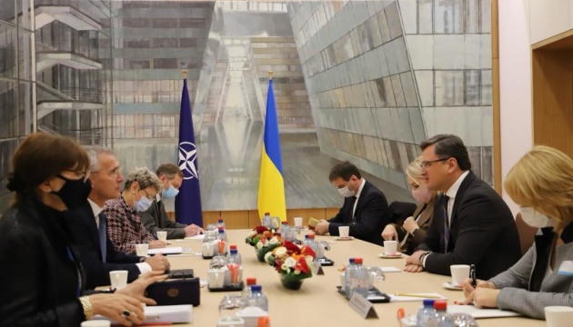Кулеба назвав очікування від НАТО на тлі загострення біля кордонів України