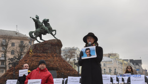 У Києві пройшла акція на підтримку політв'язнів Кремля «Порожні стільці»