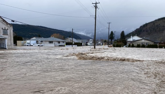 Из-за наводнения в Канаде эвакуируют целый город