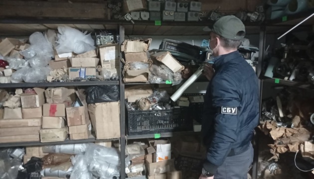 Двоє жителів Дніпра переправляли поштою за кордон деталі для військових літаків