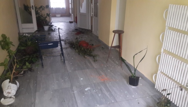 Побив вазони, вікна, двері і пацієнтів – на Львівщині чоловік розтрощив лікарню