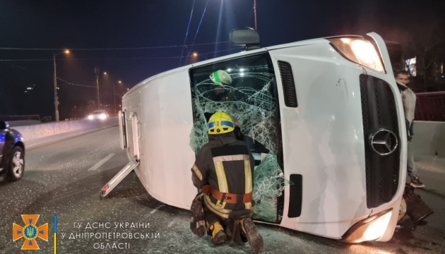 У Дніпрі на мосту перевернувся мікроавтобус із пасажирами