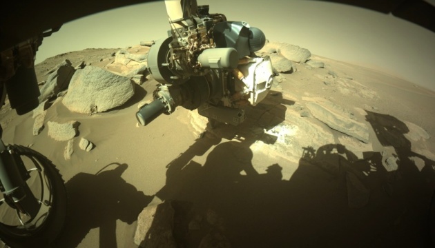 Perseverance видобув новий камінь - «шматочок Марса» зеленуватого кольору