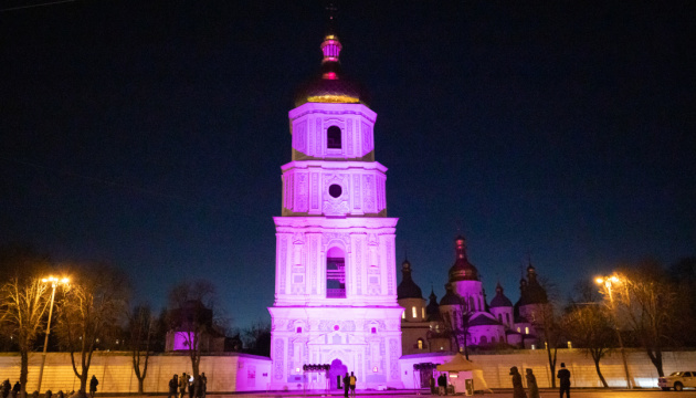 У всесвітній день поспішайок у Києві підсвітили фіолетовим туристичні об'єкти