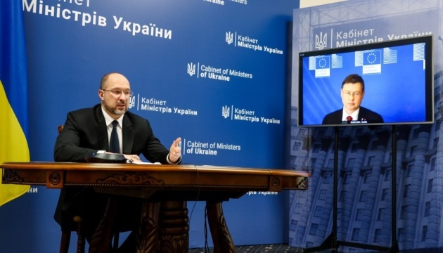 Shmygal y Dombrovskis discuten formas de fortalecer la cooperación comercial y económica