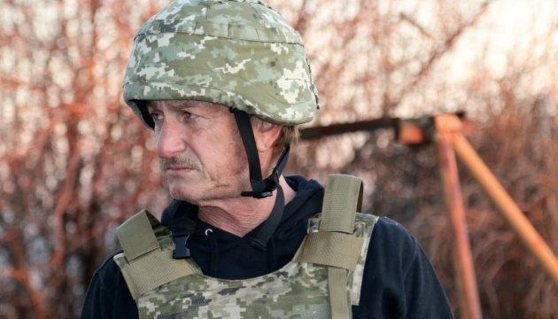 Sean Penn habla con los militares ucranianos en la zona de la Operación de las Fuerzas Conjuntas