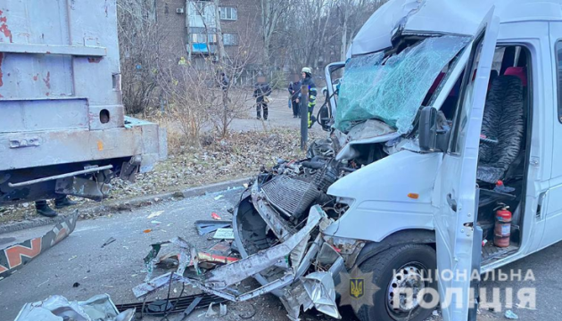 Marschrutka kollidiert mit stehendem Lkw: Sechs Menschen in Saporischschja verletzt