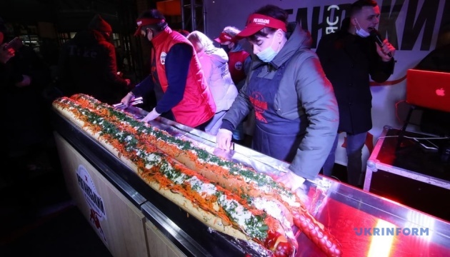 У Харкові приготували найбільший хот-дог, який побив рекорд України