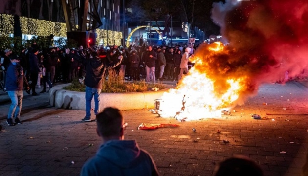 Спалені автівки та розбиті вітрини: у Роттердамі пройшли нічні COVID-протести