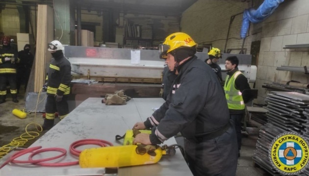 Tonnenschwere Werkzeugmaschine fällt in Werk in Kyjiw, zwei Menschen sterben