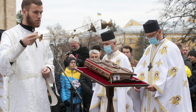 На Алеї Героїв Небесної Сотні молились за Україну, люди ідуть з квітами і лампадками