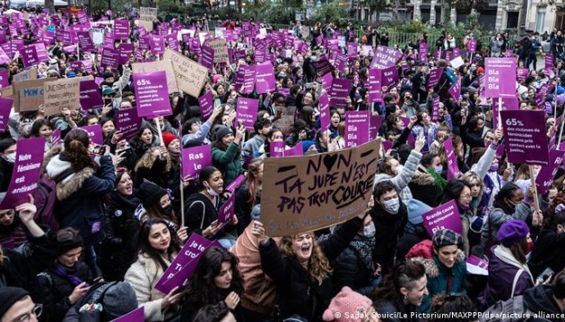 Акції проти насильства щодо жінок пройшли у багатьох містах Франції