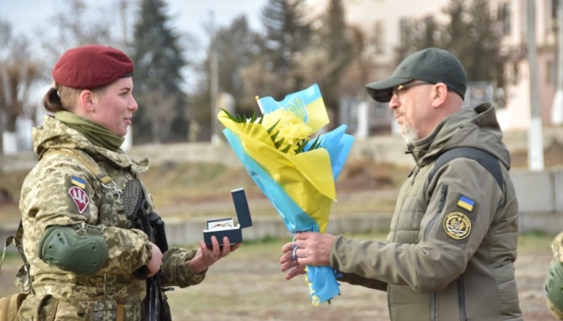 Резніков і Залужний вручили нагороди десантникам у районі ООС