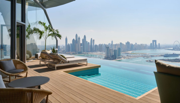 У Дубаї відкрився найвищий в світі панорамний басейн